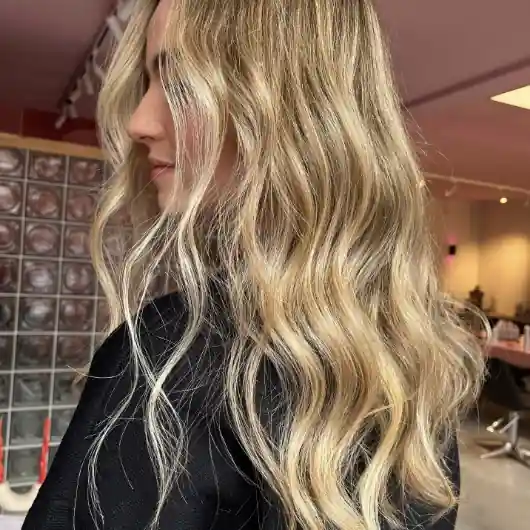 Vrouw met curved blond haar bij de Colorbar Twiggy&James in Alkmaar