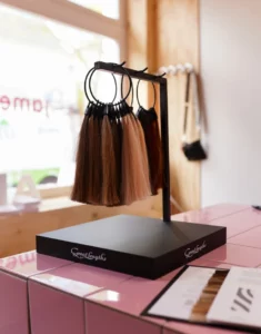 Verschillende soorten kleuren hairextensions die op maat worden gemaakt bij de Colorbar Twiggy&James in Alkmaar
