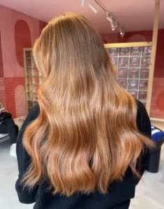 Vrouw met lichte hairextensions bij de Colorbar Twiggy&James in Alkmaar