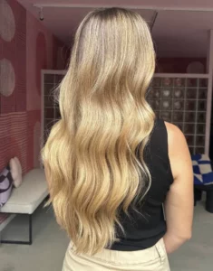 Vrouw met blonde highlights in het haar bij de Colorbar Twiggy&James in Alkmaar