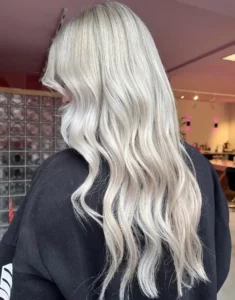 Vrouw met lichte highlights in het haar bij de Colorbar Twiggy&James in Alkmaar