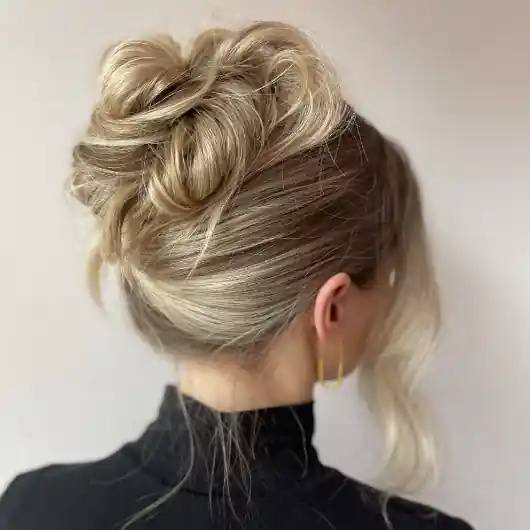 Vrouw met opgestoken haarkapsel bij de Colorbar Twiggy&James in Alkmaar