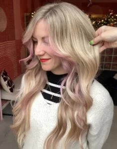Vrouw met lichtroze tint in het haar door Creative Coloring bij de Colorbar Twiggy&James in Alkmaar
