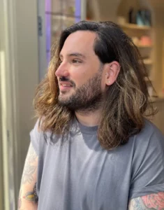 Man met donker geverfd haar bij de Colorbar Twiggy&James in Alkmaar