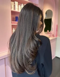 Vrouw met donker, glanzend haar na een Toner behandeling bij de Colorbar Twiggy&James in Alkmaar