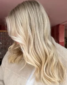 Vrouw met blond, glanzend haar na een Toner behandeling bij de Colorbar Twiggy&James in Alkmaar