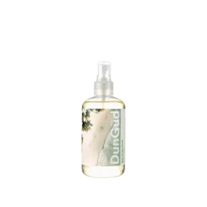 Transparante sprayfles van DunGüd met het label "Salt of the Earth Texture Spray" en een strandachtige afbeelding op de achtergrond.