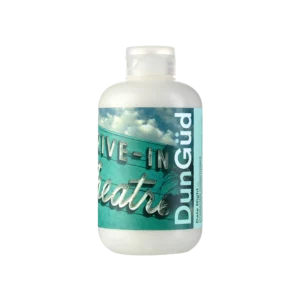 Witte fles DunGüd Date Night Hydrating Conditioner met retro bioscoopposter op het etiket.