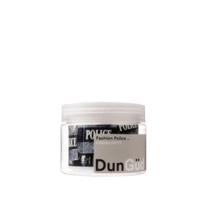 Transparant potje DunGüd Fashion Police Strong Putty haarstylingproduct met zwart-wit label.