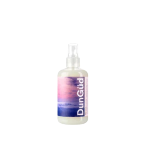 Haarsprayfles van het merk DunGüd met de naam Nirvana Treatment Primer & Second Day Restyler.