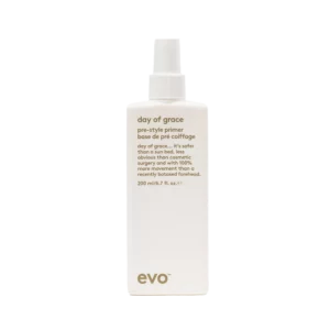 Witte fles van 200 ml Evo Day of Grace pre-style primer met gouden tekst en spraydop.