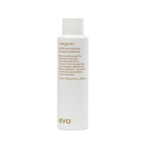 Witte fles Evo Macgyver multi-use mousse van 200 ml met gouden tekst op de voorkant.