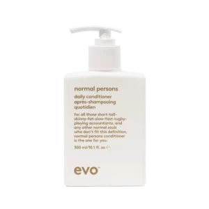 Witte pompflacon van evo met de tekst "normal persons daily conditioner" en een speelse beschrijving op de voorkant.