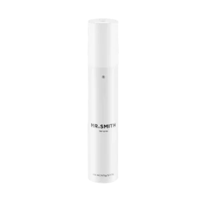Witte spuitbus van Mr. Smith Hairspray van 145 gram tegen een zwarte achtergrond.