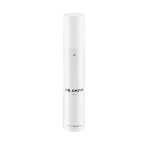 Witte flacon van Mr. Smith Mousse, 190g, tegen een zwarte achtergrond.