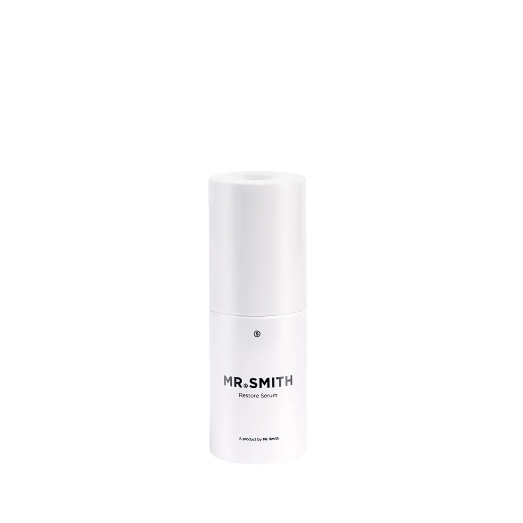 Witte flacon van 50 ml Mr. Smith Restore Serum tegen een witte achtergrond.