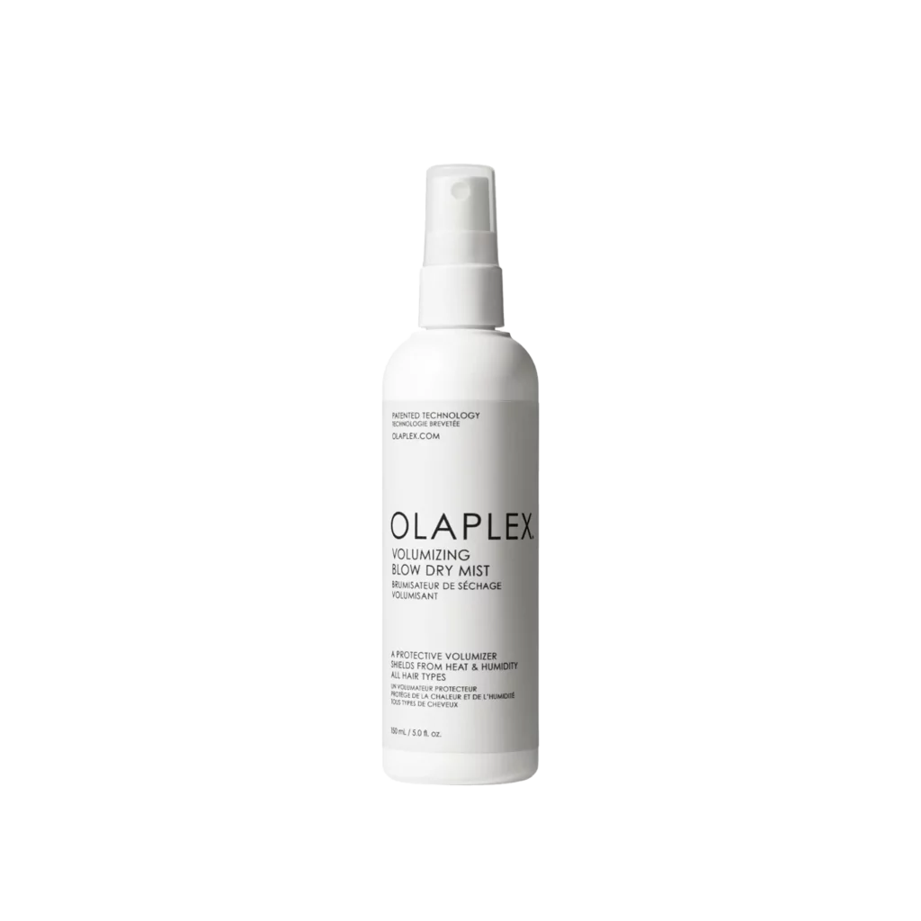 Witte sprayfles van Olaplex Volumizing Blow Dry Mist tegen een witte achtergrond.